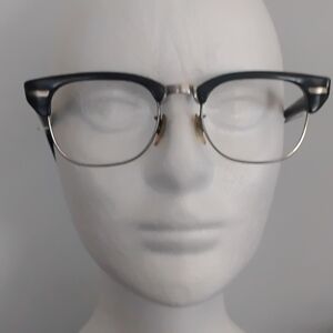 Rare Vintage Black Classic Unisex Sunglasses.